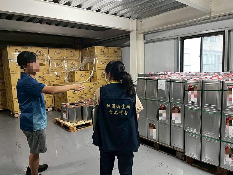 張善政說，截至昨（14）日為止，市府已查核桃園市逾1,214家業者，回收問題油品逾3萬3,000公斤，另查獲超過1萬3,000公斤問題油品已投入再製產品，累計處理油品總量超過4萬6,000公斤。&nbsp;&nbsp;&nbsp;圖：桃園市政府提供