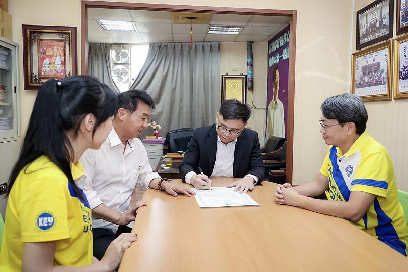 賴瑞隆(右二)針對教產工會提出的訴求給予全數支持，強調未來將納入施政藍圖，分階段落實。&nbsp;&nbsp;&nbsp;圖：賴瑞隆辦公室/提供