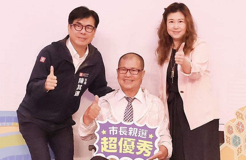 林龍憲(中)在女兒陪同下與陳其邁(左)合影。&nbsp;&nbsp;&nbsp;圖：高雄市教育局/提供