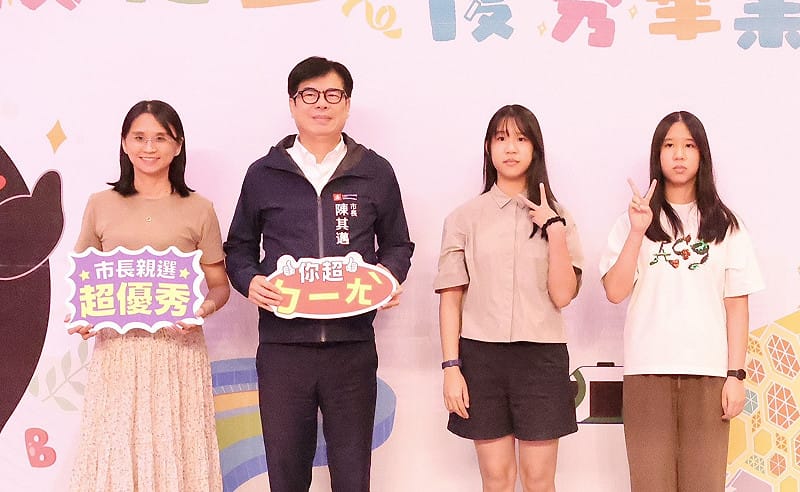 陳其邁(左二)與三民國中市長獎得主曾渝睿(右二)。&nbsp;&nbsp;&nbsp;圖：高雄市教育局/提供