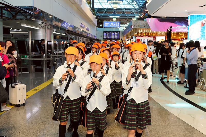 文山國小直笛團走出教室、走進國門，在桃園國際機場進行移動式演出。&nbsp;&nbsp;&nbsp;圖 / 昇恆昌免稅商店提供