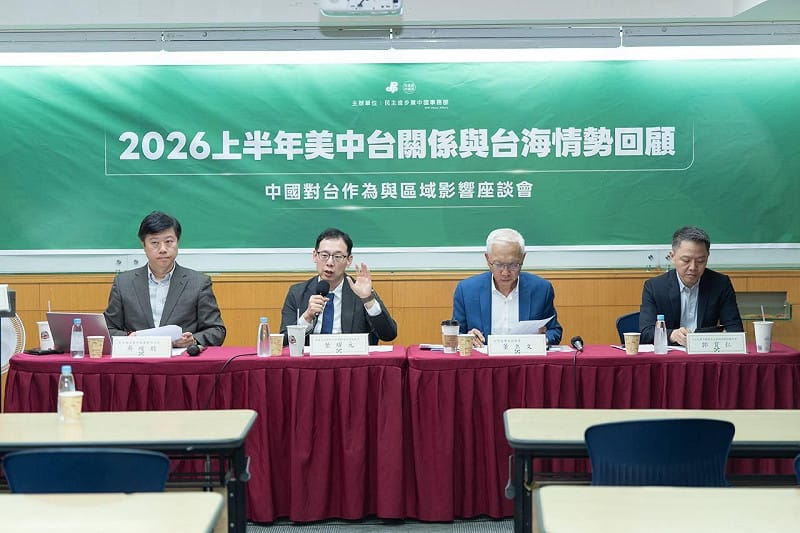郭育仁(右一)說,美國要在第一島鏈聯合盟友建立一支「能夠在任何時候阻止中國侵略與侵犯台灣」的軍事力量。 圖:民進黨提供 郭育仁(右一)說,美國要在第一島鏈聯合盟友建立一支「能夠在任何時候阻止中國侵略與侵犯台灣」的軍事力量。 圖:民進黨提供