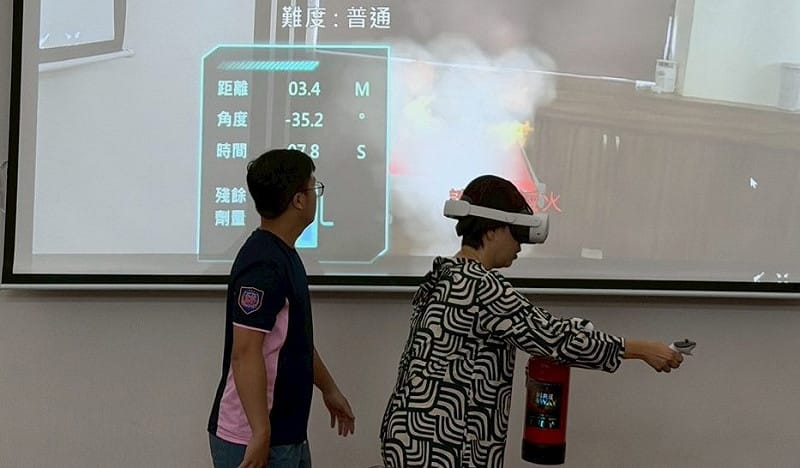 XR訓練器材協助機構人員建立正確防災觀念與避難技巧。&nbsp;&nbsp;&nbsp;圖：屏東縣政府/提供