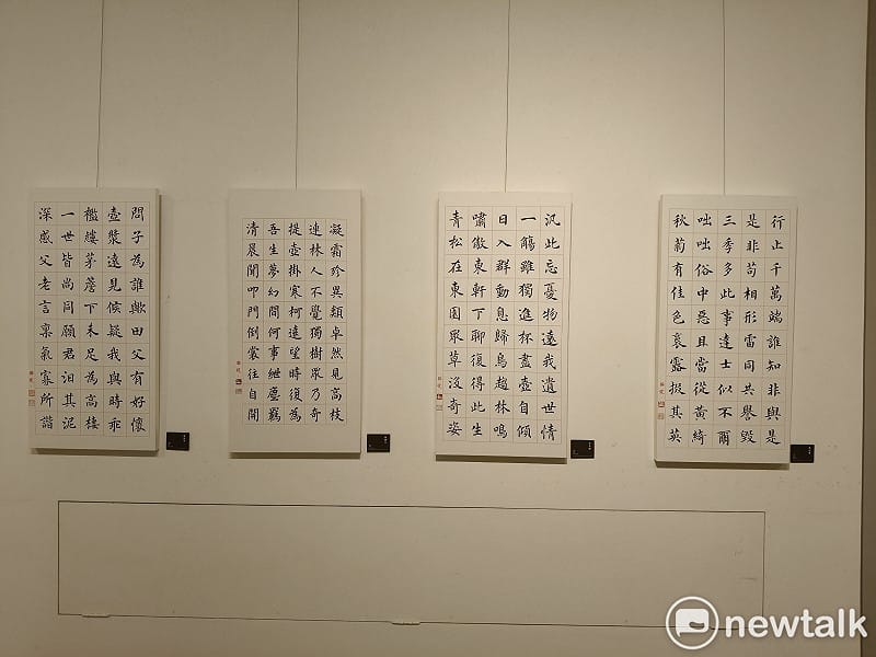長期深耕書法教學的「雲心草堂」，特自7/16至 8/6在明宗書法藝術館舉辦「楷法無欺 雲心草堂師生書法展」，透過多元書體與創作形式，完整呈現學員從楷書扎根、進而拓展各體的學習歷程，也為當前書法教育提供一個可行的實踐模式。&nbsp;&nbsp;&nbsp;圖：黃博郎／攝