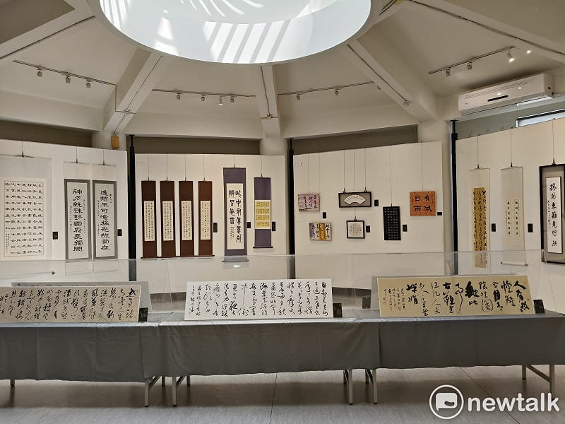 長期深耕書法教學的「雲心草堂」，特自7/16至 8/6在明宗書法藝術館舉辦「楷法無欺 雲心草堂師生書法展」，透過多元書體與創作形式，完整呈現學員從楷書扎根、進而拓展各體的學習歷程，也為當前書法教育提供一個可行的實踐模式。&nbsp;&nbsp;&nbsp;圖：黃博郎／攝