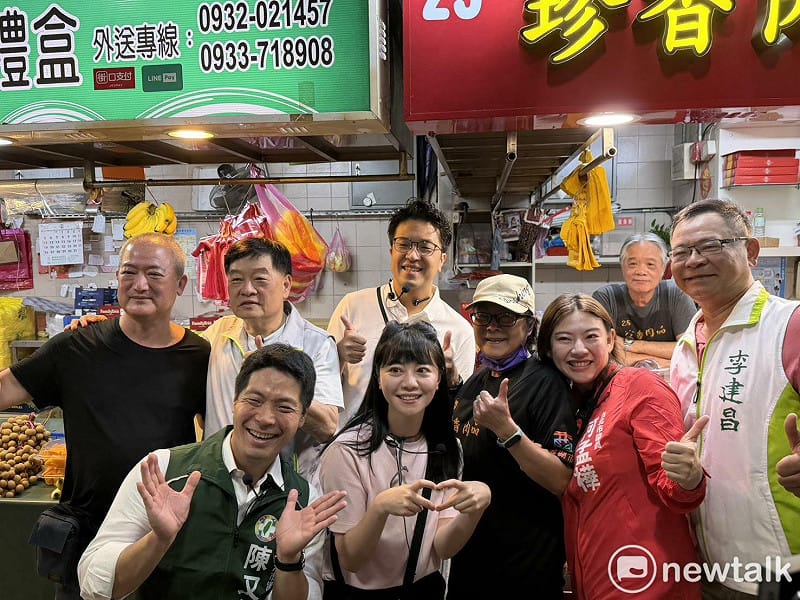 沈伯洋與議員參選人到西湖市場拜票。 圖:高逸帆/攝 沈伯洋與議員參選人到西湖市場拜票。 圖:高逸帆/攝
