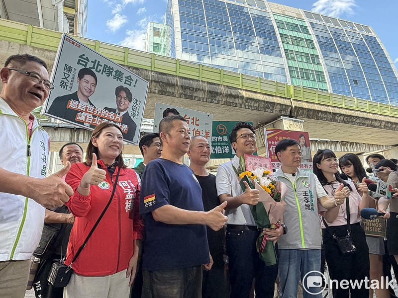 沈伯洋到西湖市場拜票。 圖:高逸帆/攝 沈伯洋到西湖市場拜票。 圖:高逸帆/攝
