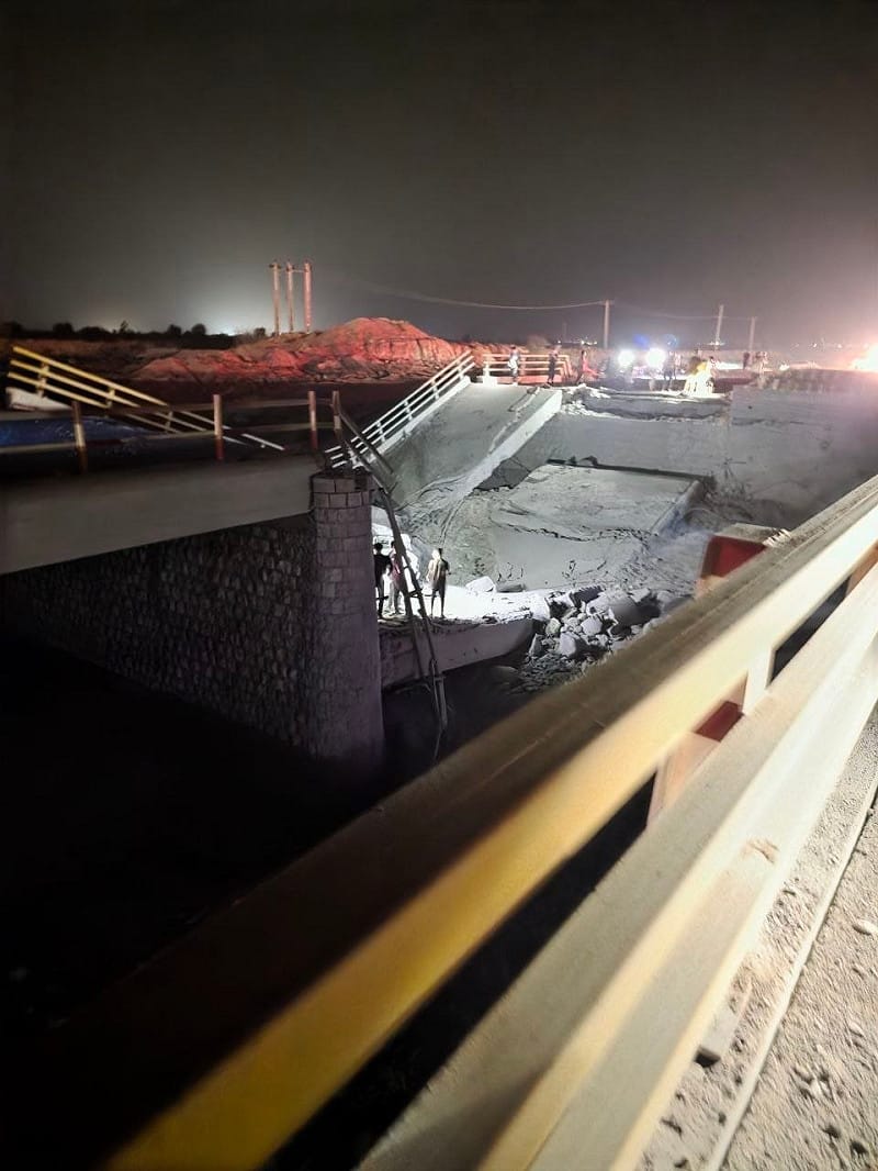 川普曾威脅「下週」將對發電廠進行破壞，但對阿巴斯港的空襲已導致電網在華氏120度的高溫下癱瘓，迫使伊朗全國實施限電措施，平民百姓在黑暗中忍受酷暑，以此證明美國正在對伊朗人民的生命本身發動戰爭。&nbsp;&nbsp;&nbsp;圖：翻攝自 X @MarioNawfal