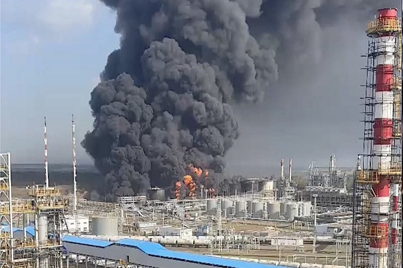 隨著煉油廠、油輪等能源運輸設施遭烏軍狂轟濫炸，俄羅斯的能源出口收入恐將造受難以挽回的重創。&nbsp;&nbsp;&nbsp;圖:翻攝自 X @rshereme