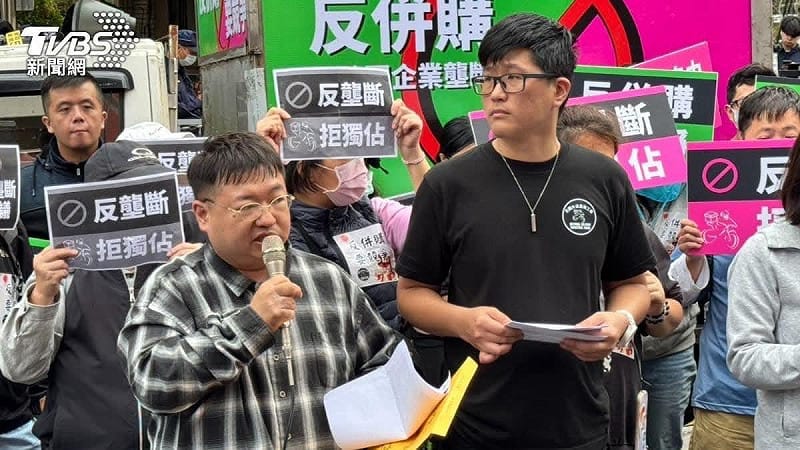 蘇柏豪(前排左)強烈要求未來主管機關在審查過程中，必須將外送員、商家及工會代表納入意見參考，讓基層的聲音進入決策圈，共同緊盯勞動權益、契約制度及平台治理等核心議題。&nbsp;&nbsp;&nbsp;圖：全國外送產業工會/提供