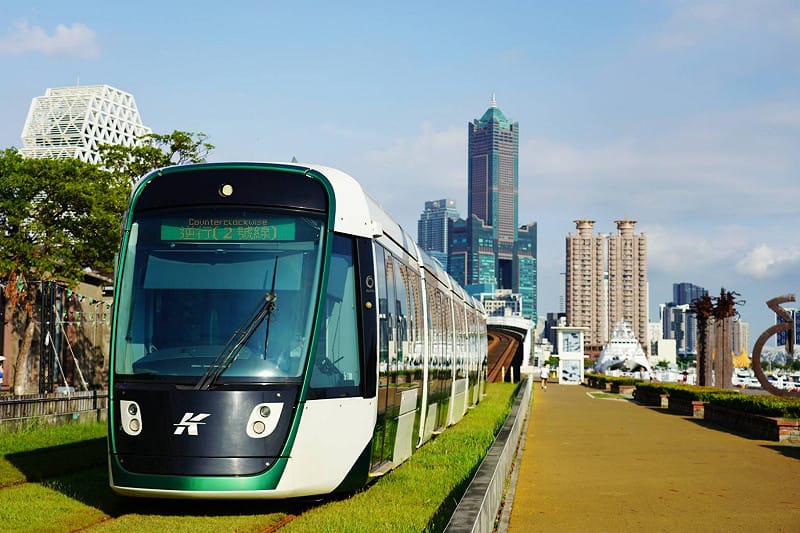 高雄輕軌已從觀光線蛻變城市生活主幹。&nbsp;&nbsp;&nbsp;圖：高雄市捷運工程局/提供
