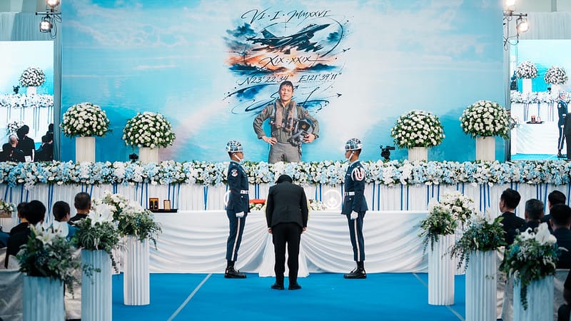 賴清德前往花蓮頒贈褒揚令予空軍第五戰術混合聯隊第二十七戰術戰鬥機作戰隊少校戰鬥機飛行官辛柏毅。 圖:總統府提供 賴清德前往花蓮頒贈褒揚令予空軍第五戰術混合聯隊第二十七戰術戰鬥機作戰隊少校戰鬥機飛行官辛柏毅。 圖:總統府提供