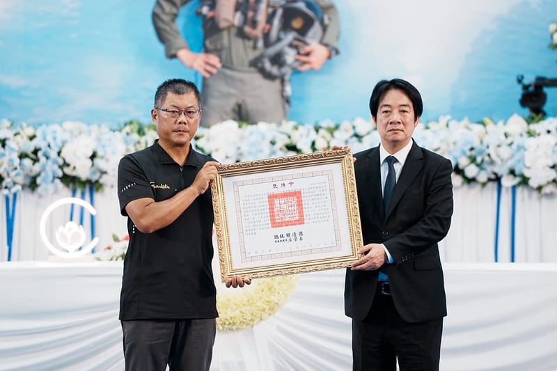 賴清德頒贈褒揚令,由辛柏毅少校父親辛進裕先生代表接受。 圖:總統府提供 賴清德頒贈褒揚令,由辛柏毅少校父親辛進裕先生代表接受。 圖:總統府提供