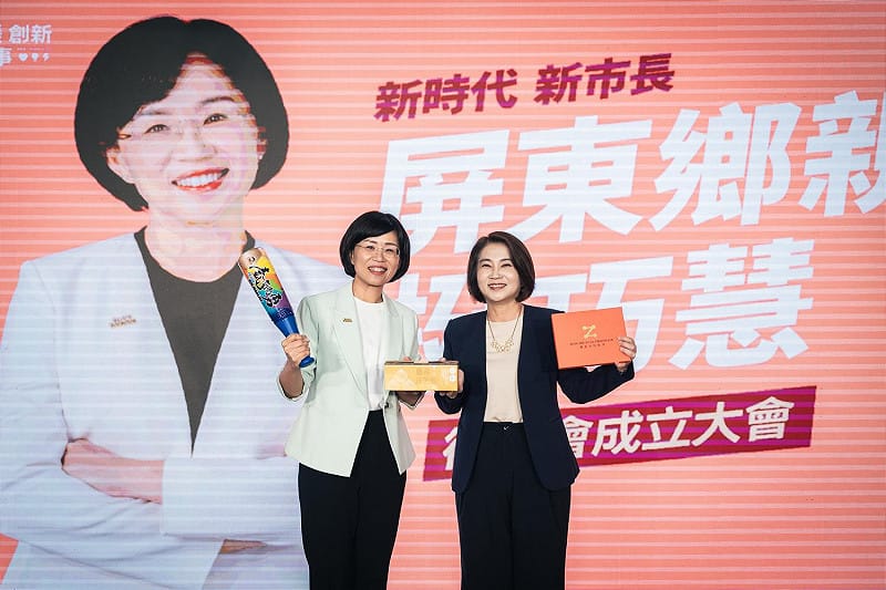周春米特別為蘇巧慧準備屏東特展洋蔥飲、爆米花和巧克力,祝福蘇巧慧「充滿爆發力」,而蘇巧慧也回贈新北坪林的冠軍包種茶,祝福周春米「金牌縣長」順利連任。 圖:蘇巧慧競選辦公室提供 周春米特別為蘇巧慧準備屏東特展洋蔥飲、爆米花和巧克力,祝福蘇巧慧「充滿爆發力」,而蘇巧慧也回贈新北坪林的冠軍包種茶,祝福周春米「金牌縣長」順利連任。 圖:蘇巧慧競選辦公室提供