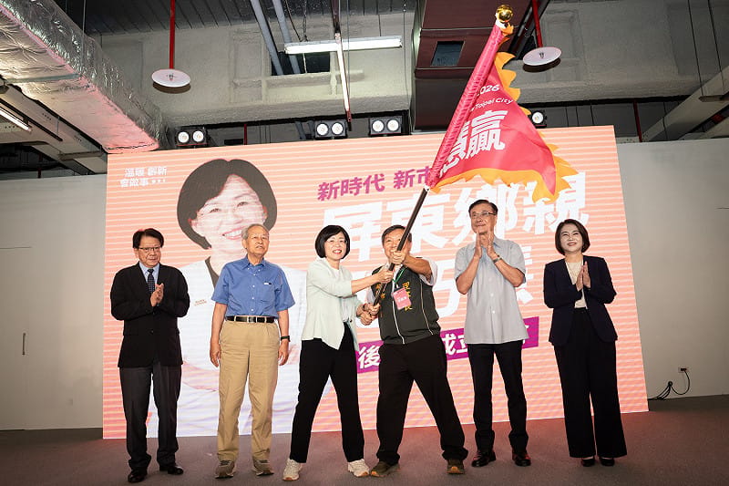 新北市長候選人、立委蘇巧慧今(19)日舉辦「屏東同鄉後援會」,邀請現任屏東縣長周春米,以及歷任屏東縣長包括海基會董事長蘇嘉全、前屏東縣長曹啟鴻、總統府秘書長潘孟安等人站台力挺。 圖:蘇巧慧競選辦公室提供 新北市長候選人、立委蘇巧慧今(19)日舉辦「屏東同鄉後援會」,邀請現任屏東縣長周春米,以及歷任屏東縣長包括海基會董事長蘇嘉全、前屏東縣長曹啟鴻、總統府秘書長潘孟安等人站台力挺。 圖:蘇巧慧競選辦公室提供