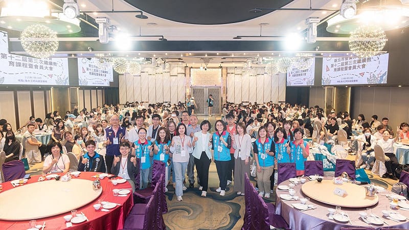 新北市長候選人、立法委員蘇巧慧今（19）日出席新北市營養師公會會員大會，到場後，便受到公會幹部們的熱烈歡迎，理事長劉小菁更在致詞時，大讚蘇巧慧是營養師公會長期的隊友。&nbsp;&nbsp;&nbsp;圖：蘇巧慧競選辦公室提供