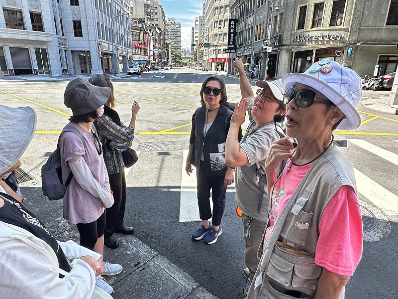 人權體驗營走讀二二八事件發生地，台北巿文獻導覧員鄭麗真（右）講述當年受難者陳文溪遭槍擊搶救不治的歷史現場。&nbsp;&nbsp;&nbsp;圖：國家人權博物館提供