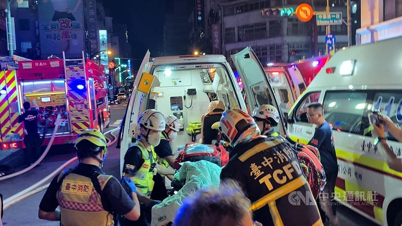台中市中區已歇業的「西北大飯店」原址19日晚間發生火警，警消獲報到場發現有6人在頂樓待援，經雲梯車協助脫困送醫，均為輕微嗆傷、無生命危險。中央社記者蘇木春攝　115年7月20日&nbsp;&nbsp;&nbsp;圖：中央社提供