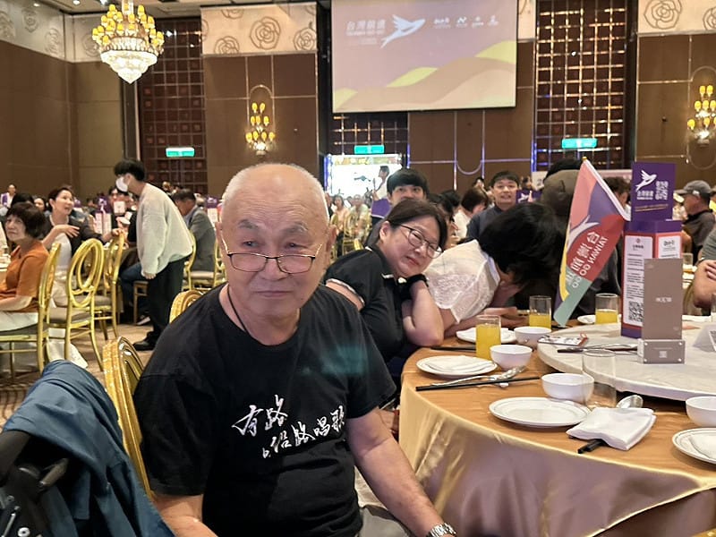 刺蔣案主角黃文雄出席「台灣前進陣線」首場募款餐會給予加油打氣。 朱蒲青拍攝 刺蔣案主角黃文雄出席「台灣前進陣線」首場募款餐會給予加油打氣。 朱蒲青拍攝