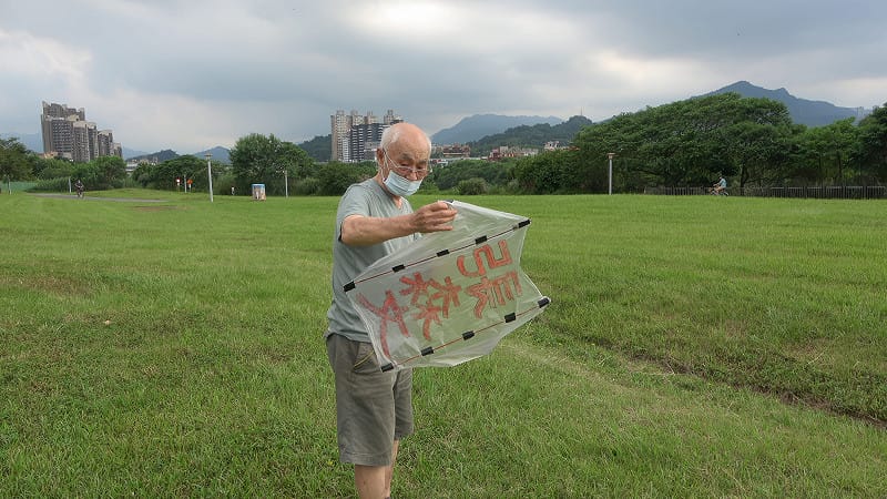 在紀錄片片尾中,有兩隻風箏在天際遨遊,分別寫著2010年苗栗大埔事件的重要人物「張森文」、「朱阿嬤」。 圖:李惠仁工作室 提供 在紀錄片片尾中,有兩隻風箏在天際遨遊,分別寫著2010年苗栗大埔事件的重要人物「張森文」、「朱阿嬤」。 圖:李惠仁工作室 提供