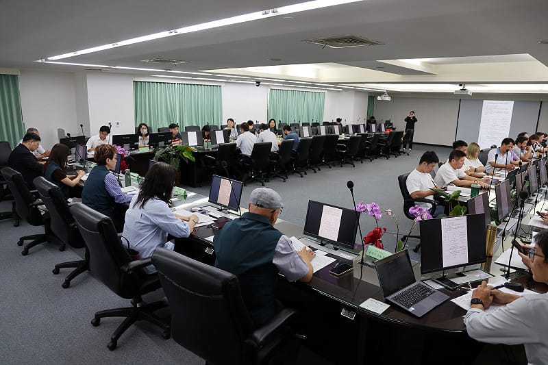 台南市政府召開「製油業者油品安全管理精進座談會」，由副市長趙卿惠主持，邀集油品製造業者、公（協）會代表、專家學者及市府相關局處，共同研商油品安全管理精進作為。&nbsp;&nbsp;&nbsp;圖：台南市政府提供