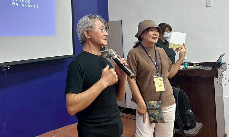 籌辦首屆蓮池潭文學營的作家凌煙(右)與應邀擔任詩歌創作講師的前高雄市文化局長路寒袖(王志誠)。&nbsp;&nbsp;&nbsp;圖：高雄市港都文藝學會/提供