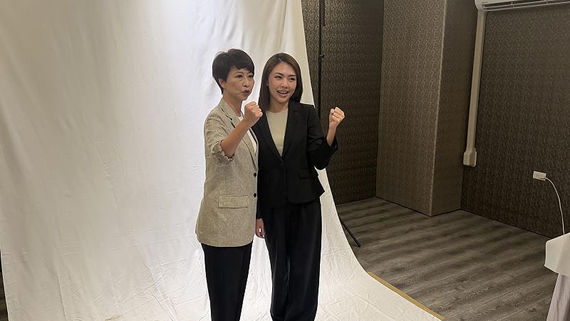 民進黨台南市長候選人陳亭妃與民進黨提名的台南市議員候選人齊聚完成拍攝競選宣傳照，象徵台南隊全面進入備戰狀態。拍攝現場氣氛熱烈。&nbsp;&nbsp;&nbsp;