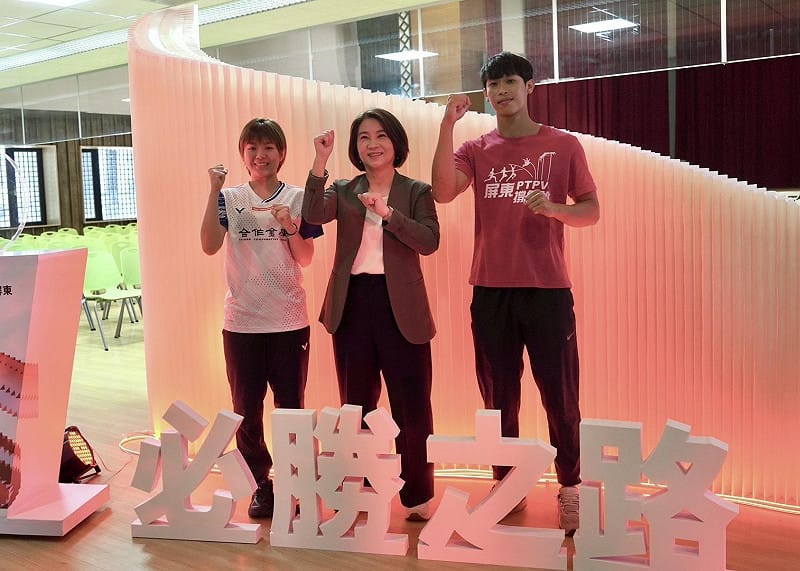 周春米(中)與去年全運撐竿跳金牌黃正琦(右)、世界羽壇女單排名第96的王珮伃(左)。&nbsp;&nbsp;&nbsp;圖：屏東縣政府/提供