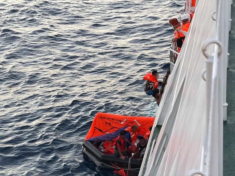 基隆籍漁船「永福188」21日晚間在彭佳嶼東北方海域起火燃燒，6名人員棄船搭乘救生筏漂流近10小時，由海巡署八里艦救起，所幸全員平安。（海巡署艦隊分署提供）中央社記者王朝鈺傳真　115年7月22日&nbsp;&nbsp;&nbsp;