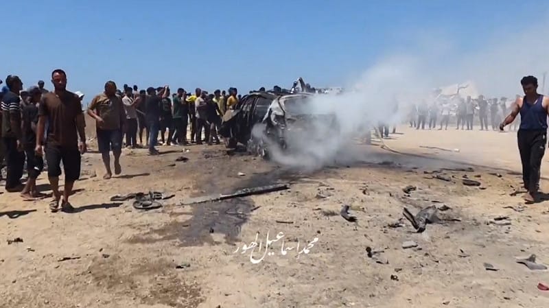 當地時間 21 日,一輛疑似由兩名哈瑪斯成員駕駛的吉普車在加薩中部地區遭到以軍無人機襲擊,整輛汽車起火燃燒。 圖:擷取自 @Osint613 X 分享影片 當地時間 21 日,一輛疑似由兩名哈瑪斯成員駕駛的吉普車在加薩中部地區遭到以軍無人機襲擊,整輛汽車起火燃燒。 圖:擷取自 @Osint613 X 分享影片