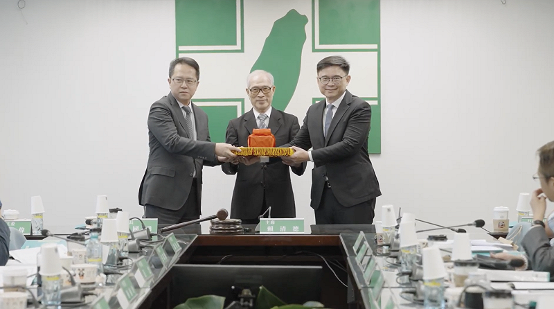  新任中評會主委邱志偉與前中評會主委賴瑞隆。 圖：民進黨提供 