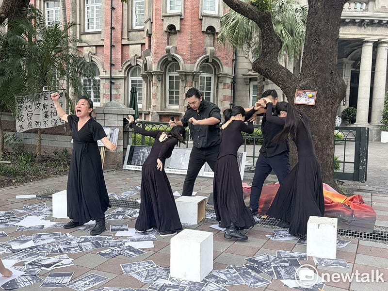  蔡瑞月文化基金會行動舞劇中怒喊：「是副局長放的火嗎？是台北市政府放的火嗎？」 圖：李宣萱/攝 