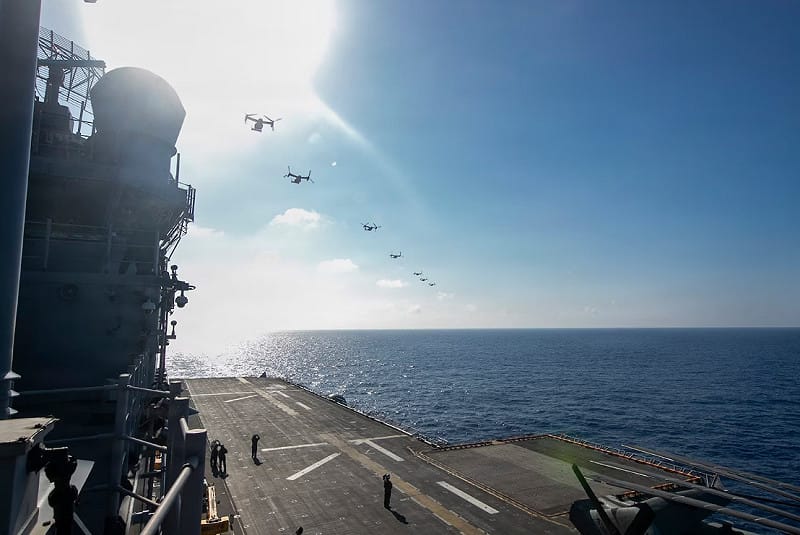 美國海軍兩棲突擊艦「的黎波里號（LHA-7）」結束6個月部署返回沖繩。艦載魚鷹機在接近港口前先行起飛返回基地。&nbsp;&nbsp;&nbsp;圖：翻攝c7f.navy.mil