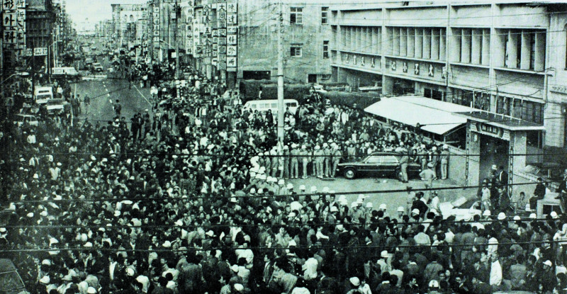 1977年作票的消息傳開後，群眾開始包圍中壢警察分局。   圖：張富忠/攝