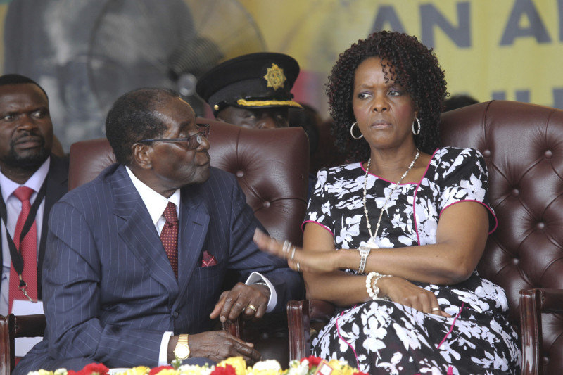 辛巴威總統穆加比拉掉軍方支持的接班人，反以自己的妻子葛瑞絲入替，影響了軍方團體的利益，自然引起了軍方的反彈。   圖：達志影像/美聯社資料照片