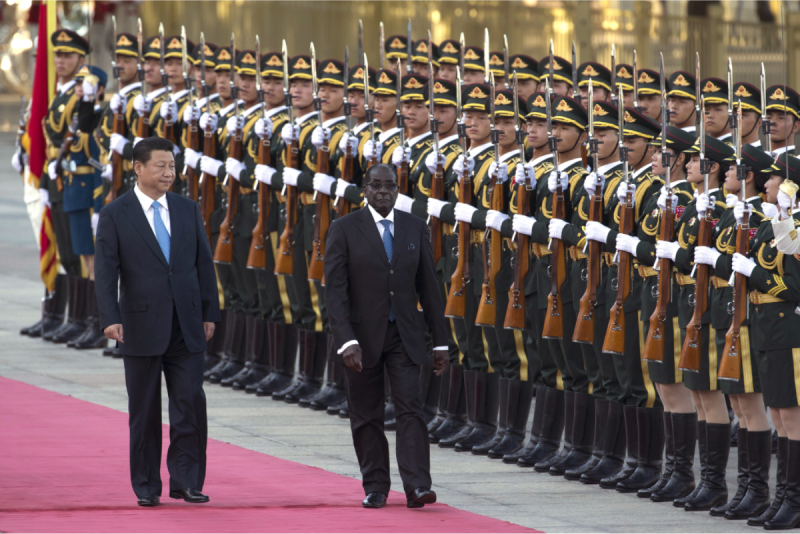 2014年8月25日，中國國家主席習近平在人民大會堂前，以軍禮歡迎來訪的辛巴威總統穆加比（Robert Mugabe）。   圖：達志影像/美聯社