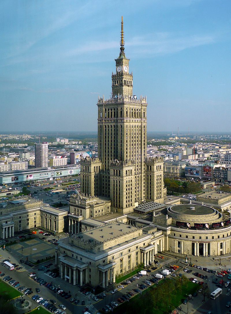 文化科學宮是前蘇聯領導人史達林1955年送給波蘭的「禮物」，俯視華沙市區，被視為昔日波蘭屈從莫斯科的象徵。   圖：翻攝維基百科