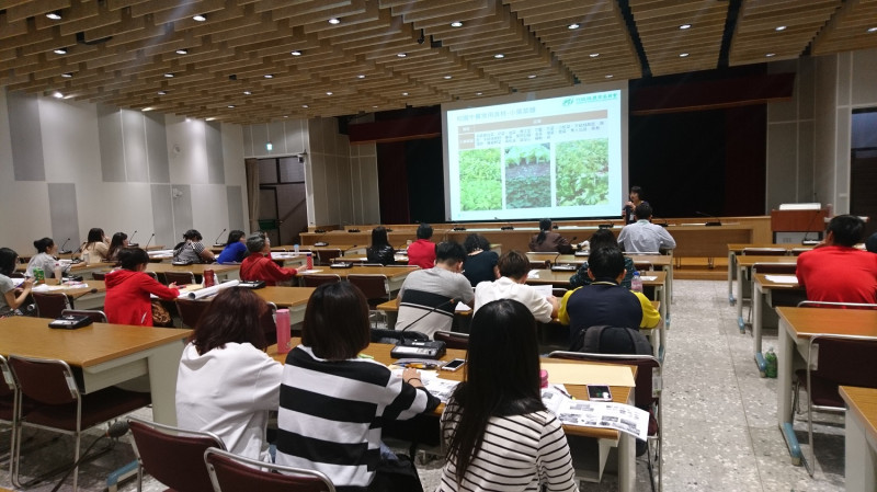 為響應學校午餐政策，農委會藥毒所與各區營養師公會首度合作，在全台北中南東舉辦「農安種子講師研習」，課程中最受歡迎的就是農藥容許量與人體每日容許攝取量，可見校園對農藥殘留量的重視更勝以往。   圖：農委會提供