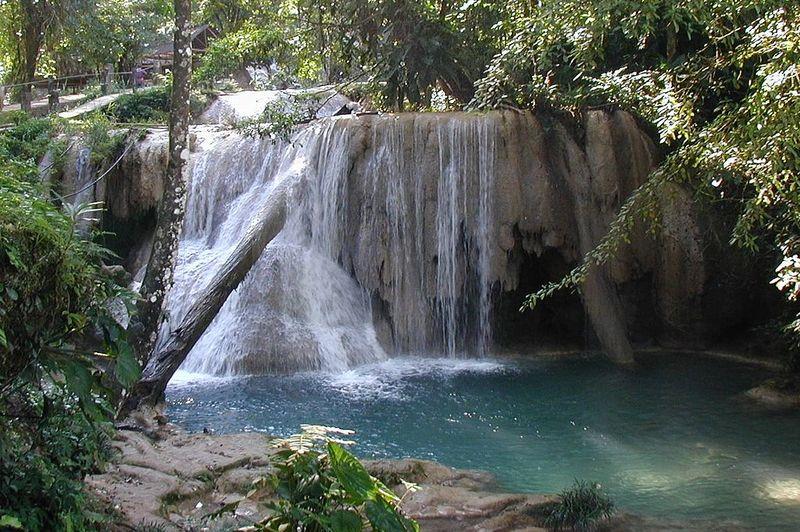 墨西哥藍水大瀑布位於奇亞帕斯州，附近還有古馬雅遺址帕倫克，是相當受到觀光客喜愛的景點。   圖 : 取自維基共享資源，屬於公共領域