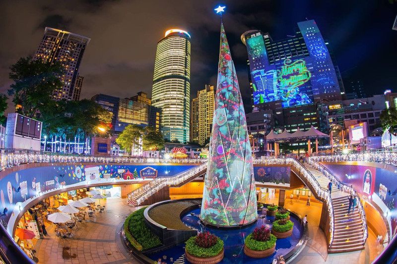 今年新北市府再度與締造金氏世界紀錄的新加坡頂尖投影團隊Hexogon Solution合作，運用高達48台高規格投影機，將投影硬體、特效、範圍、亮度全面升級，打造「全球唯一360度3D光雕投影耶誕樹」，圖為今年新北市歡樂耶誕城主燈試燈。   圖：翻攝自《我的新北市》FB