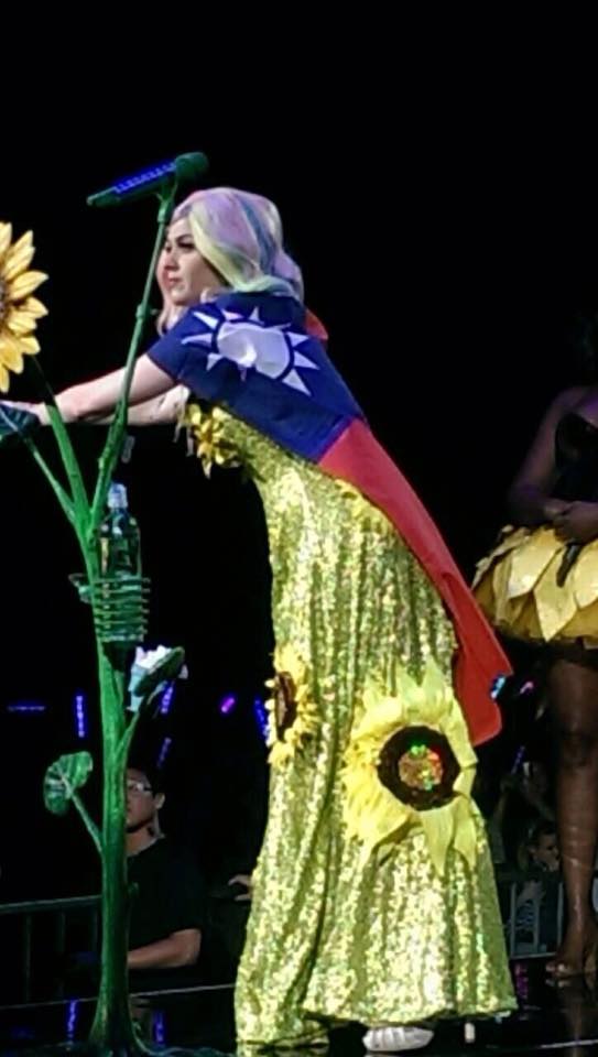 凱蒂佩芮2015年在台北演出時曾穿著向日葵造型服裝，而這象徵著令大陸官方感冒的太陽花學運。   圖 : 翻攝自beautimode網站