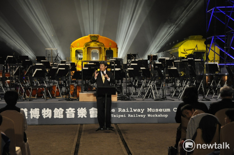鐵道博物館音樂會指揮邱君強，在演出前特別跟觀眾介紹演出的曲目中，就是由鐵道迷音樂家所編寫的曲目，在音樂可以感受鐵火車行駛的音樂。   圖:陳香蘭／攝