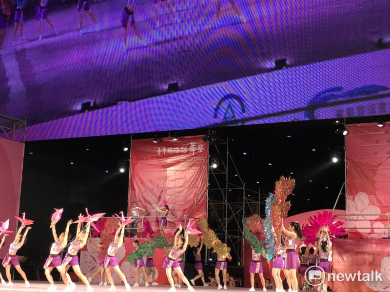 2017台中國際踩舞祭，台北市立大學舞蹈系65人的表演《鳳凰于飛慶豐年》   圖：陳奕/攝