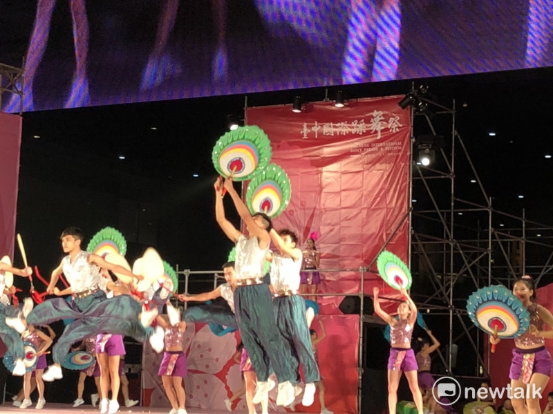 2017台中國際踩舞祭，台北市立大學舞蹈系65人的表演《鳳凰于飛慶豐年》。   圖：陳奕/攝