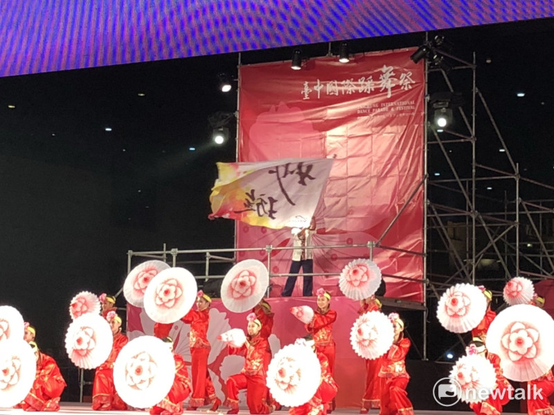 2017台中國際踩舞祭，已榮獲12次台灣傑出優秀表演舞團妙璇的踩舞表演。   圖:陳奕/攝