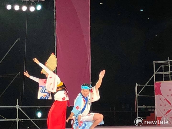 2017台中國際踩舞祭，日本南大阪連的阿波踊舞。特別是必須同手同腳、躡手躡腳，並踩腳尖手舞足蹈的高難   圖：陳奕/攝