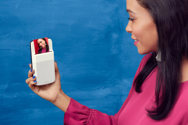Motorola最新的手機模組，可讓手機變身成酷炫的「拍立得」相機。    圖：翻攝自 motorola 官方網站