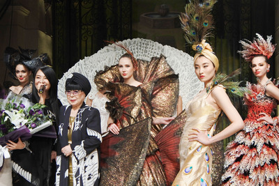 上海外灘22號總裁李玉麟（前排左1）引進日本知名婚紗設計師桂由美（前排左2）的品牌，並在17日舉辦服裝秀，其中包括以日本和紙設計的豪華禮服（右1及右3）。   圖/中央社