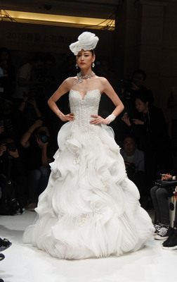 日本知名婚紗設計師桂由美17日在上海舉辦服裝秀，圖為使用褶皺技法重疊製作的白色婚紗。   圖/中央社