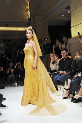 日本知名婚紗設計師桂由美17日晚在上海舉辦服裝秀，圖中以純金絲線做成的禮服價值美金30萬元。   圖/中央社